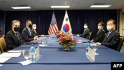 FILE - US Secretary of State Antony Blinken (L) meets with South Korean Foreign Minister Chung Eui-yong in Honolulu, Hawaii, Feb. 12, 2022.