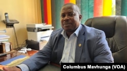 Sifiso Endlow, člen Združenia učiteľov Zimbabwe, uviedol, že jeho združenie nalieha na svojich členov, aby očkovali proti vláde 19.