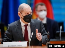 Kanselir Jerman Olaf Scholz mengenakan masker saat menghadiri rapat kabinet mingguan di Kantor Kanselir di Berlin, Jerman, 16 Februari 2022. (Kay Nietfeld/Pool via REUTERS)