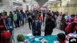 সম্প্রতি বাংলাদেশ করোনাভাইরাসের সংক্রমণ বৃদ্ধিতে বিপুল সংখ্যক মানুষ টিকা নেন। ঢাকার একটি টিকা কেন্দ্রে লাইন ধরেছেন মানুষ। (ছবি- মামুদ হোসেন অপু/ এপি) 