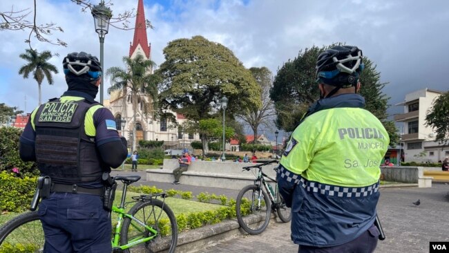 Después de unas protestas xenofóbicas en el parque La Merced, la policía costarricense hace constantes recorridos por el área. Foto VOA.