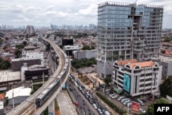 Jalur Mass Rapid Transit (MRT) membelah kota Jakarta, 10 Februari 2022. (BAY ISMOYO / AFP)