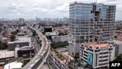 Kereta Mass Rapid Transit (MRT) melintasi rel yang membelah jantung kota Jakarta, 10 Februari 2022. (BAY ISMOYO / AFP)