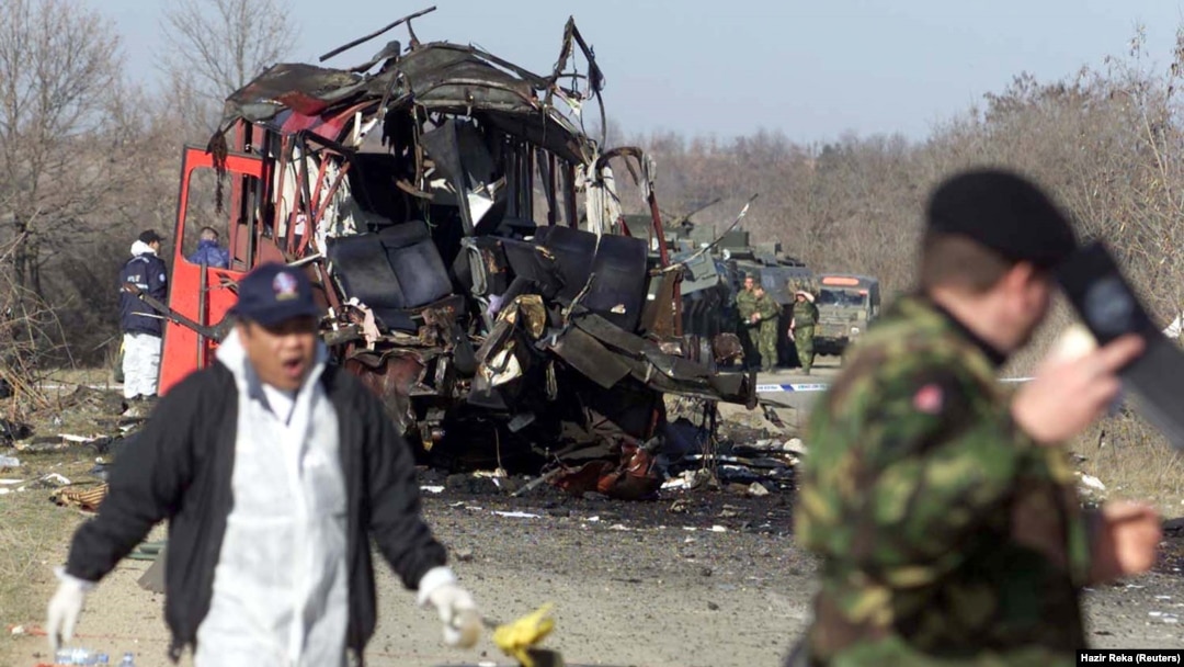 ARHIVA - Vojnici KFOR-a na mestu eksplozije autobusa 16. februara 2001. godine (Foto: Reuters/Hazir Reka)