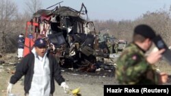 ARHIVA - Vojnici KFOR-a na mestu eksplozije autobusa 16. februara 2001. godine (Foto: Reuters/Hazir Reka)