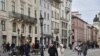 乌克兰民众在利沃夫市区街头行走（2022年2月15日）