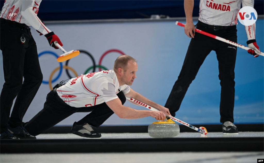 El canadiense Mark Nichols hace &ldquo;curl&rdquo; con la piedra durante un juego de la competencia masculina de Curling en los Juegos Olímpicos de Invierno.