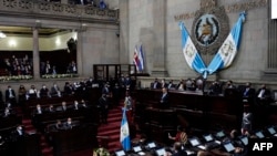 El presidente de Guatemala, Alejandro Giammattei, habla mientras presenta el informe oficial de su segundo año en el poder ante el Congreso, en la Ciudad de Guatemala el 14 de enero de 2022. 