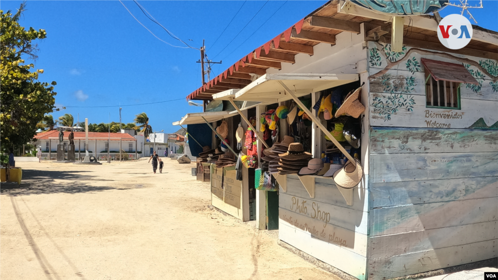 El Gran Roque es un pequeño poblado de pescadores de aproximadamente unos 3.100 habitantes, donde las pocas calles son todas de arena y no hay transporte terrestre.&nbsp;
