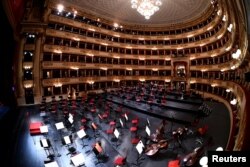 Gedung opera La Scala dibuka kembali untuk umum setelah ditutup akibat pandemi COVID-19 di Milan, Italia, 10 Mei 2021. (REUTERS/Flavio Lo Scalzo)