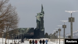 우크라이나 동부 돈바스 지역 도네츠크 주민들이 시내 기념탑을 방문하고 있다. (자료 사진)