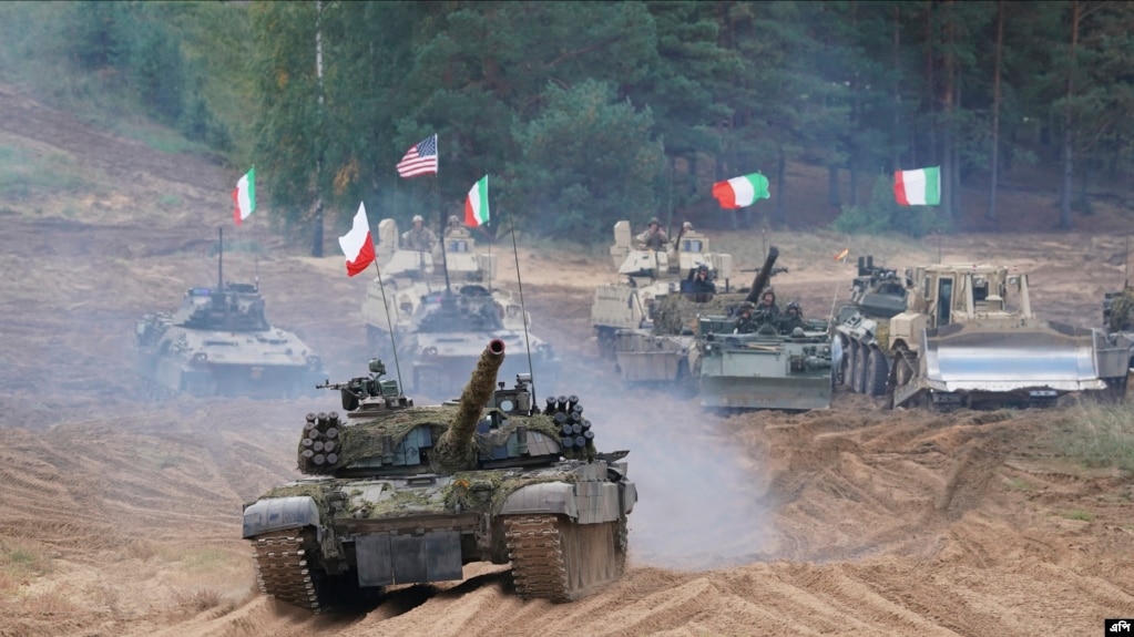 图为2021年北约组织的一次军演中来自波兰、意大利、加拿大和美国的坦克和军用车辆。- 资料照(photo:VOA)