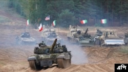 图为2021年北约组织的一次军演中来自波兰、意大利、加拿大和美国的坦克和军用车辆。- 资料照