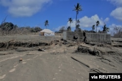 ARCHIVO - Una vista general muestra edificios dañados y un paisaje cubierto de ceniza tras la erupción volcánica y el tsunami en Kanokupolu, Tonga, el 23 de enero de 2022. (Sociedad de la Cruz Roja de Tonga/Folleto vía Reuters)