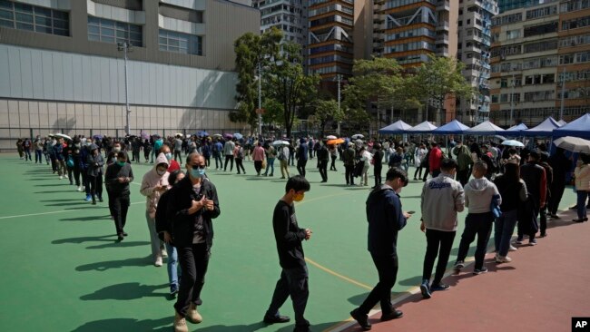 Warga antre untuk melakukan tes COVID-19 di tengah lonjakan kasus di Hong Kong (foto: dok).
