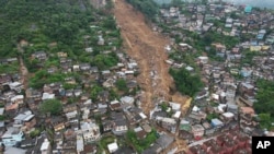 Kawasan terdampak tanah longsor di Petropolis, Brazil, Rabu, 16 Februari 2022. Hujan deras memicu tanah longsor dan banjir di wilayah pegunungan negara bagian Rio de Janeiro, menewaskan banyak orang, pihak berwenang melaporkan. (AP/Silvia Izquierdo)