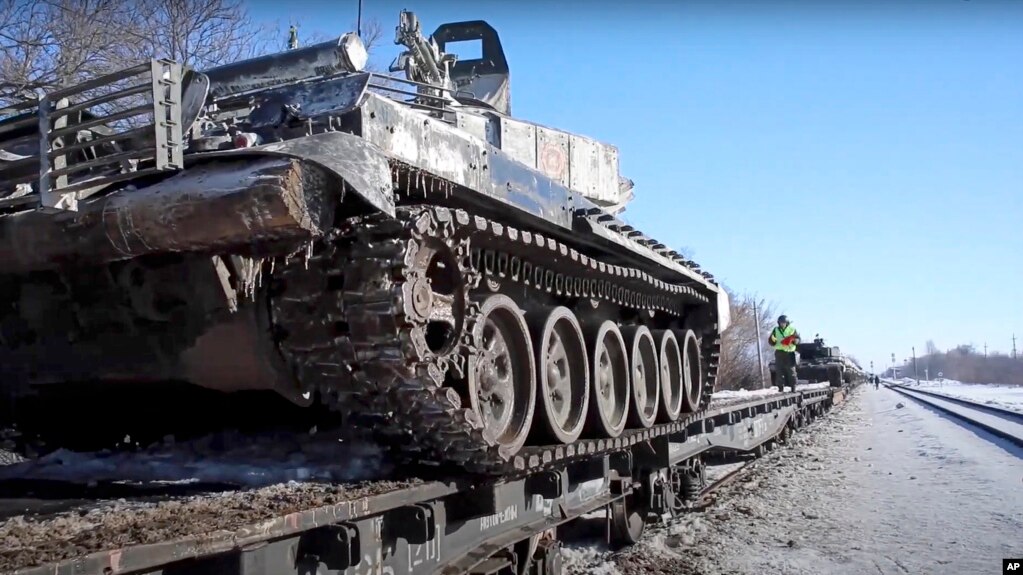 照片显示2月16号俄军参加演习的坦克被装上火车，俄罗斯国防部当时说这些坦克在演习结束后将返回它们的基地。(photo:VOA)