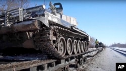 俄罗斯国防部新闻局公布的视频截图显示俄军坦克在完成在俄罗斯境内的演习后被装上军用列车，返回驻地。(2022年2月16日)