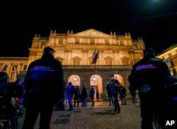 Polisi Carabinieri Italia berpatroli di luar gedung opera La Scala saat pemutaran perdana Verdi's Macbeth di Milan, Italia, Selasa, 7 Desember 2021. (AP/Antonio Calanni)