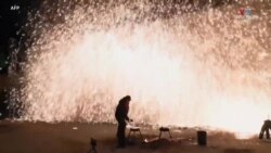 Պեկինի Համաշխարհային զբոսայգում հալեցված երկաթի ցուցադրությունը՝ Լապտերների փառատոնի և լուսնային Նոր տարվա 15-րդ օրվա կապակցությամբ:
