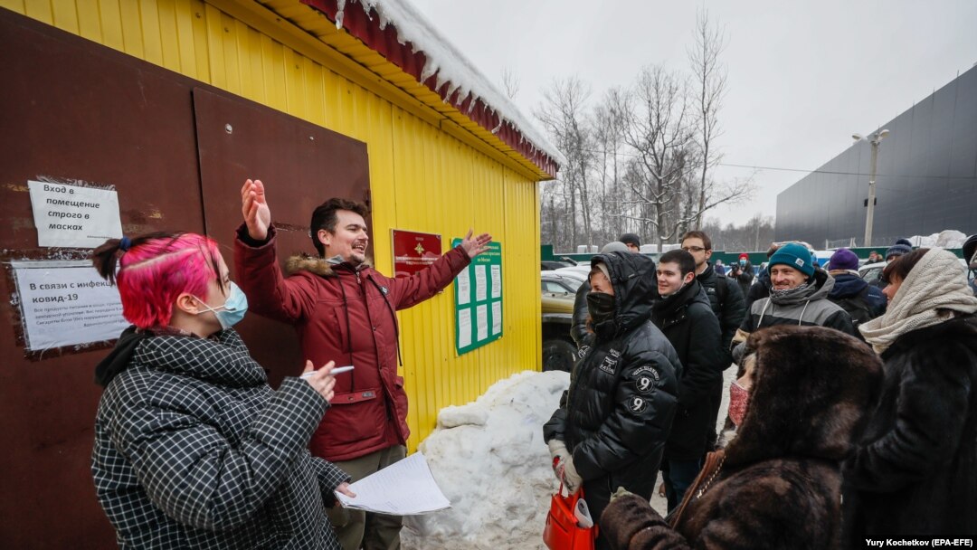 Родственники задержанных в ходе протестов в поддержку Навального, у следственного изолятора Сахарово, 4 февраля 2021.