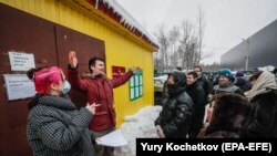 Родственники задержанных в ходе протестов в поддержку Навального, у следственного изолятора Сахарово, 4 февраля 2021.