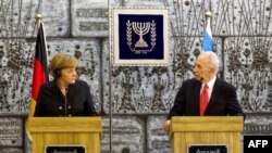 Ліворуч: Канцлер Німеччини Ангела Меркель та президент Ізраїлю Шимон Перез