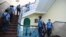 Niños caminan a sus respectivas aulas después de que las escuelas reanudaron las clases físicas que se cerraron antes para frenar la propagación del coronavirus en Calcuta, la India, el 3 de febrero de 2022.
