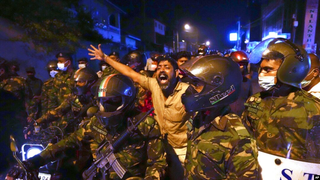 Seorang pria Sri Lanka tampak meneriakan sloga anti pemerintah dalam sebuah aksi demo di luar kediaman pribadi Presiden Sri Lankadi pinggiran Kota Colombo, Sri Lanka, pada 31 Maret 2022. (Foto: AP/Eranga Jayawardena)