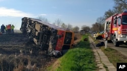 Sebuah gerbong kereta yang tergelincir terguling setelah tabrakan fatal dengan sebuah van di Mindszent, Hungaria, Selasa, 5 April 2022. (Kepolisian Kabupaten Csongrad-Csanad via AP)