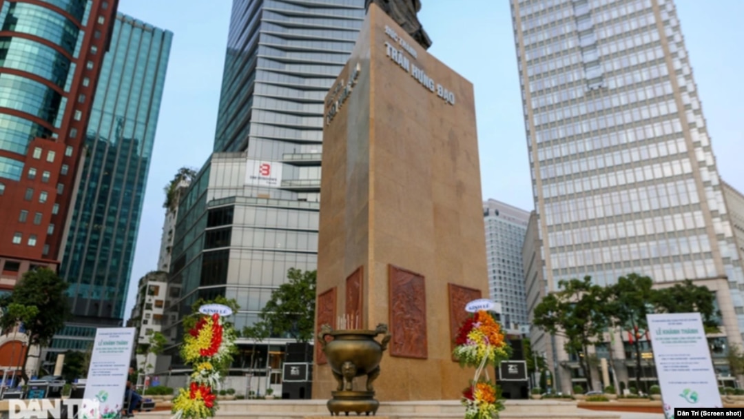 Lư hương Đức thánh Trần được đưa trở lại vị trí cũ dưới chân tượng đài Trần Hưng Đạo ở Công trường Mê Linh sau hơn 3 năm bị di dời và vấp nhiều phản đối của dư luận.
