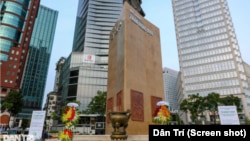 Lư hương Đức thánh Trần được đưa trở lại vị trí cũ dưới chân tượng đài Trần Hưng Đạo ở Công trường Mê Linh sau hơn 3 năm bị di dời và vấp nhiều phản đối của dư luận.