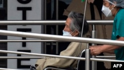 L'ancien président péruvien (1990-2000) Alberto Fujimori arrive dans une clinique privée à Lima, le 4 octobre 2021 pour subir une intervention cardiaque. (Photo AFP/ ERNESTO BENAVIDES)