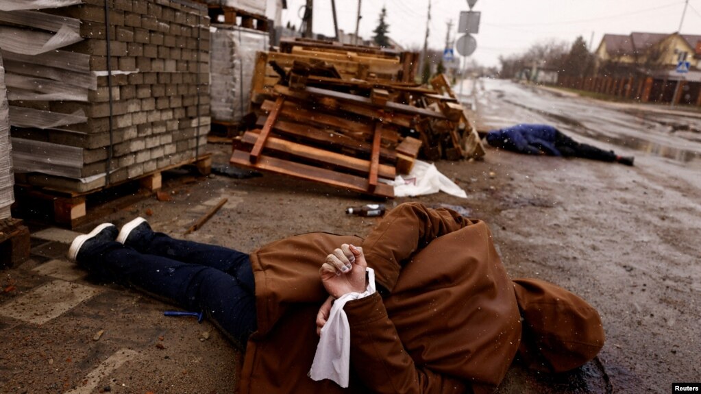 乌克兰首都基辅布查郊区街头发现的乌克兰平民死者（2022年4月3日）(photo:VOA)