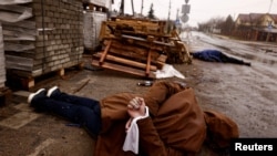 乌克兰首都基辅布查郊区街头发现的乌克兰平民死者（2022年4月3日）