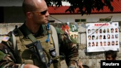 په ابو سیاف الزام دی چې د نونسوه نوي په لسیزه کې به يې بمي چاودنې کولې، خلک به يې د پېسو دپاره تښتول او د خلکو سرونه به يې غوڅول خو د جنګ په مېدان د شکستونو، د وسله والو د تسلیمېدو او د خپل منځي جګړو وروسته دا تنظیم کمزوری شوی دی