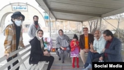 سفره هفت‌سین خانواده اسماعیل عبدی در مقابل زندان مرکزی کرج