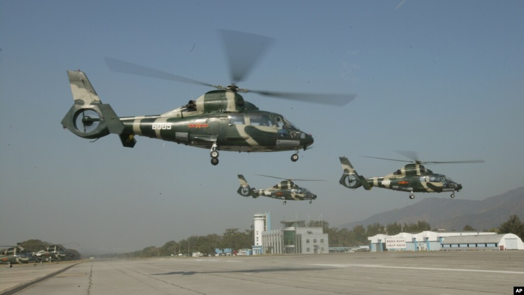 驻香港的解放军陆军航空兵部队直升机年度换防转场。-资料图(photo:VOA)