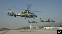 驻香港的解放军陆军航空兵部队直升机年度换防转场。-资料图