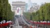 Tropas de las Fuerzas Armadas europeas participan en el Desfile de la Bastilla, en los Campos Elíseos de París, el 14 de julio de 2019.