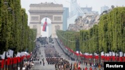 Tropas de las Fuerzas Armadas europeas participan en el Desfile de la Bastilla, en los Campos Elíseos de París, el 14 de julio de 2019.