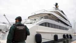 Un guardia civil hace guardia frente al yate Tango, en Palma de Mallorca, España, el 4 de abril de 2022.