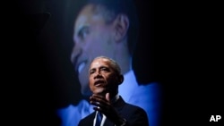 Mantan Presiden AS Barack Obama berbicara dalam upacara pemakaman mantan pemimpin mayoritas Senat AS Harry Reid di Smith Center, Las Vegas, pada 8 Januari 2022. (Foto: AP/Susan Walsh)