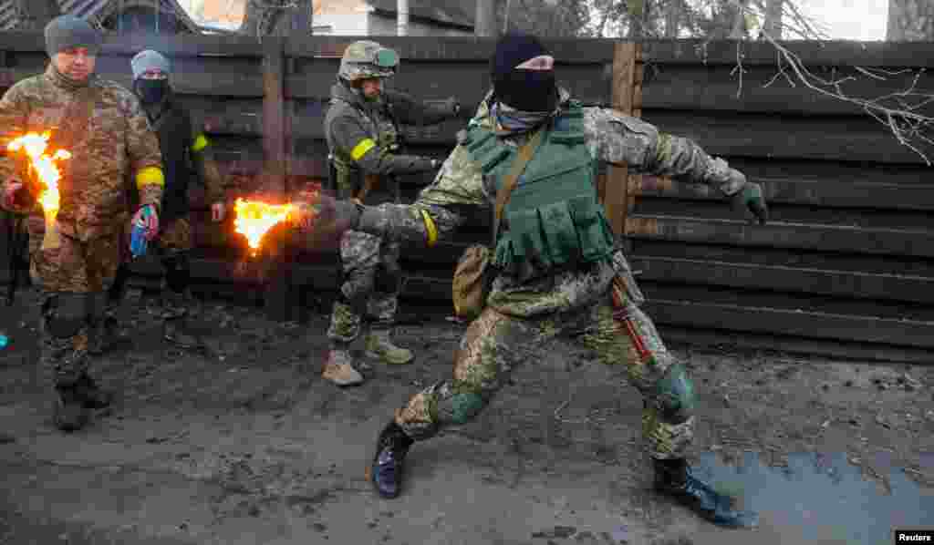 Seorang warga sipil anggota Pasukan &quot;Bela Negara&quot; Ukraina berlatih melempar bom molotov dalam upaya mempertahankan ibu kota dari invasi pasukan Rusia yang terus berlanjut di Kyiv, Kamis (10/3). (Foto: Reuters)&nbsp;