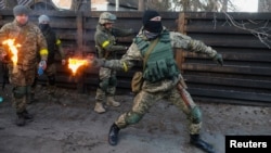 Warga sipil yang bergabung dengan pasukan Ukraina untuk aksi "Bela Negara" berlatih melempar bom molotov di Kyiv (foto: dok). Pebisnis Ukraina juga tergerak membantu negaranya dengan memasok kebutuhan perang. 