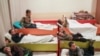 Interno raseljena deca iz Marijupolja se spremaju za spavanje u zabavištu u Zaporožji