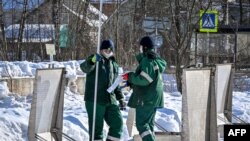 Pegawai pom bensin BP tampak memeriksa tangki bensin di Kota Chekhov, di luar Moscow, pada 9 Maret 2022. (Foto: AFP)