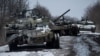 Tanques rusos destruidos en medio de la invasión rusa de Ucrania, en la región de Sumy, el 7 de marzo de 2022.