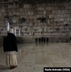El Muro de los Lamentos, en Jerusalén, es el lugar más sagrado para el judaísmo. Foto Karla Arévalo, VOA.