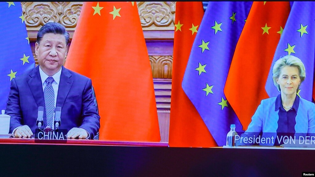 中国国家主席习近平和欧盟委员会主席冯德莱恩在比利时布鲁塞尔的欧洲理事会大楼举行了欧盟中国峰会（2022年4月1日）。(photo:VOA)